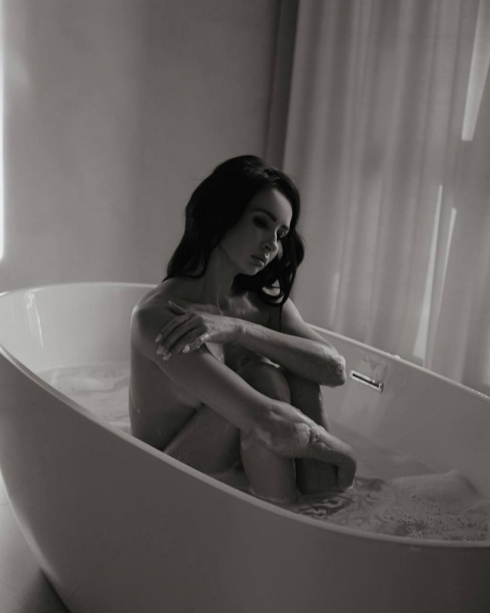 Красивая девушка в ванной