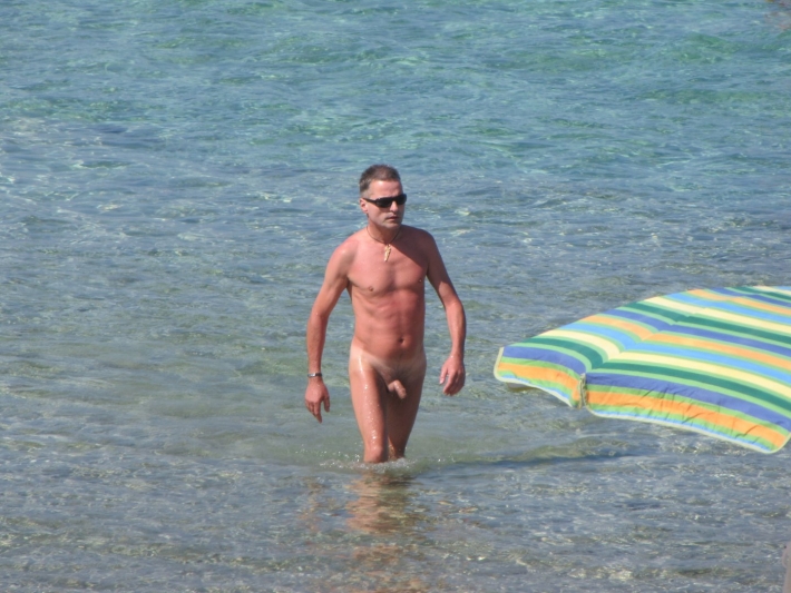 Голые мальчики на пляже