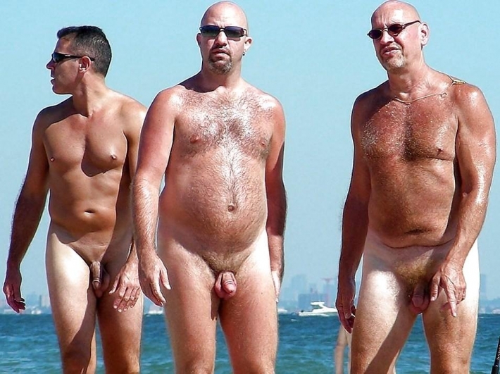 Много голых мужчин на пляже