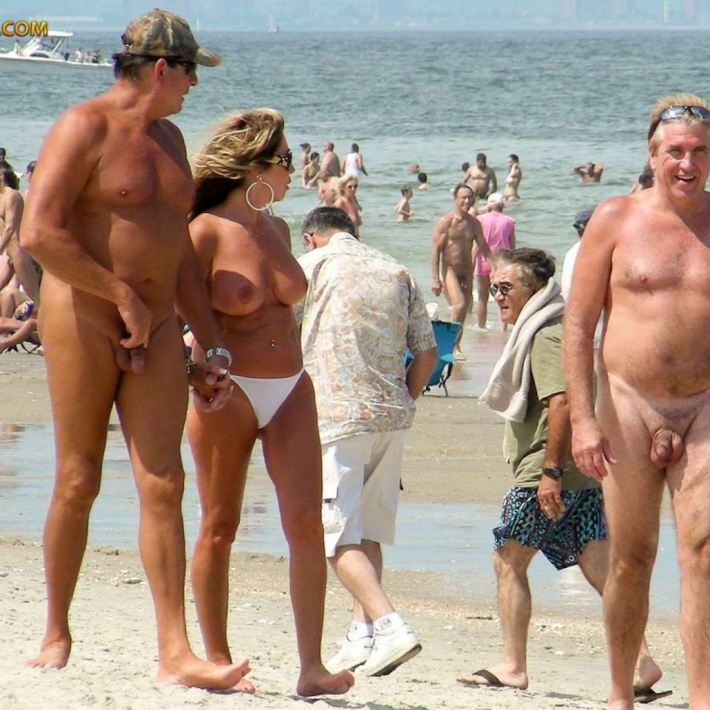 Мужской эксгибиционизм на пляже