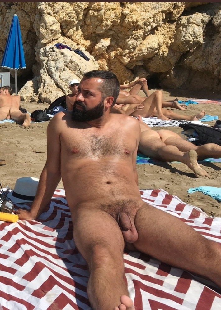 Голые волосатые мужики на пляже