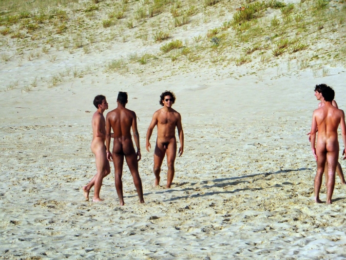 Голые мужчины и женщины на пляже