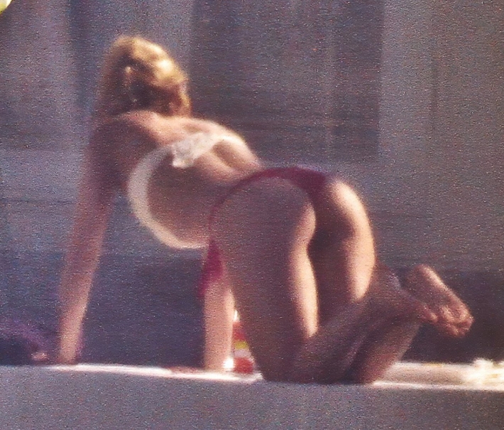 Попка дженифер энистон