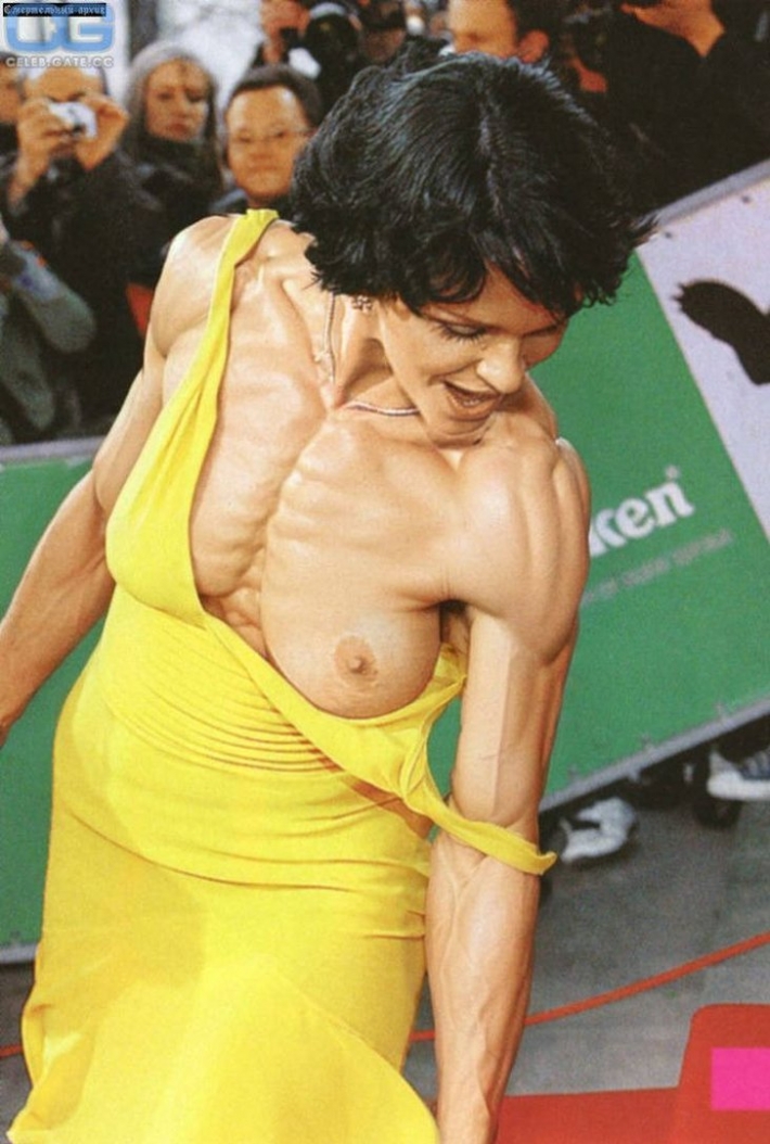 Певица слава засветила грудь