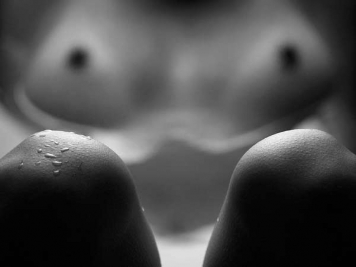 Женское тело черно белое