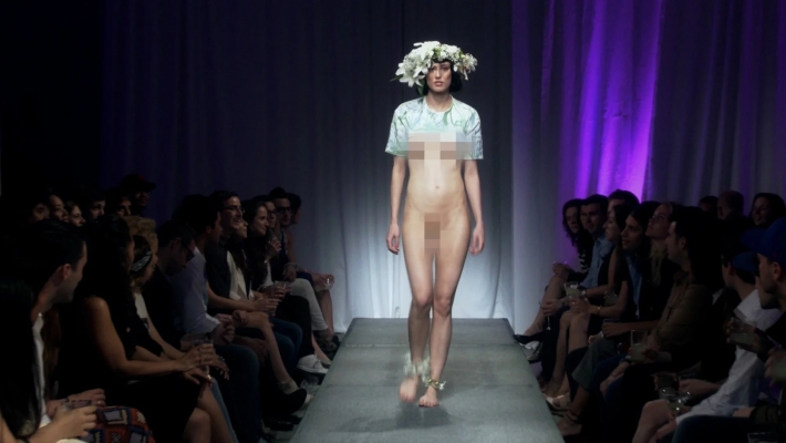 Голый показ мм