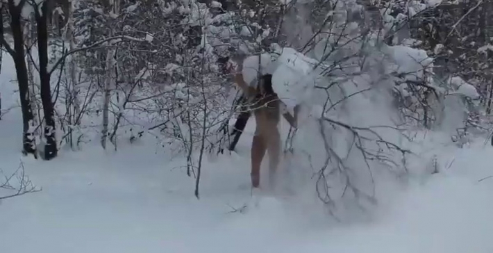 Голые в снегу