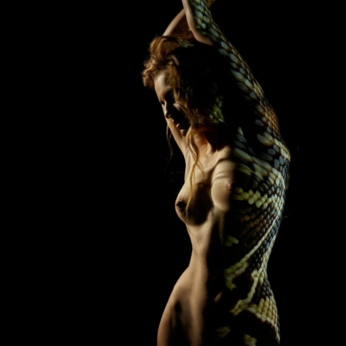 Девушка со змеей