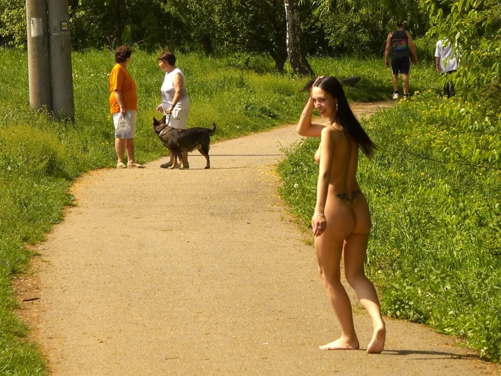 Голая девушка гуляет по улице