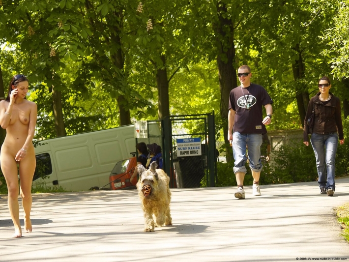 Голые люди на улице
