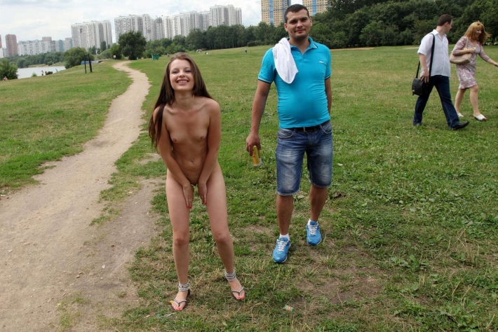 Голые по улице
