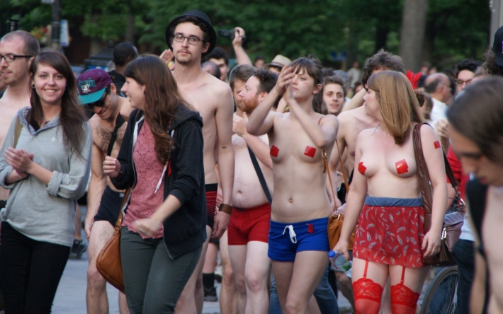Голая на людях