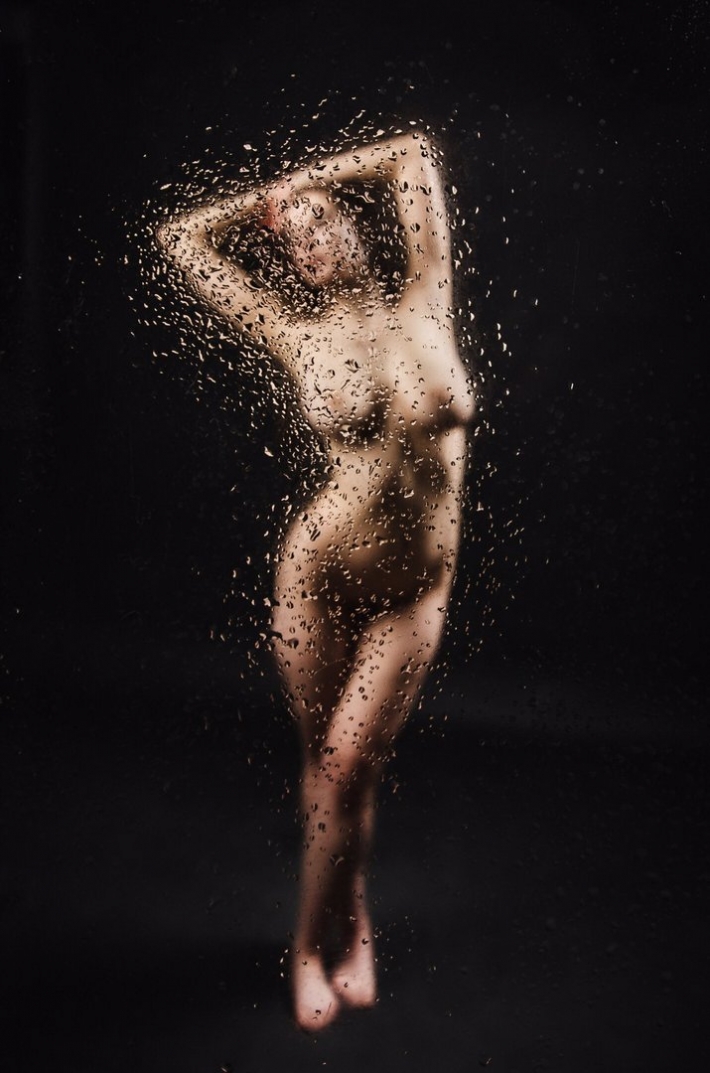 Эротические девушки за стеклом