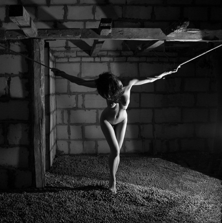 Голую женщину приковали к стене