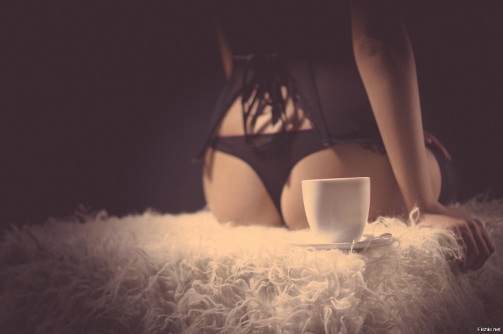 Эротическая девушка с кофе