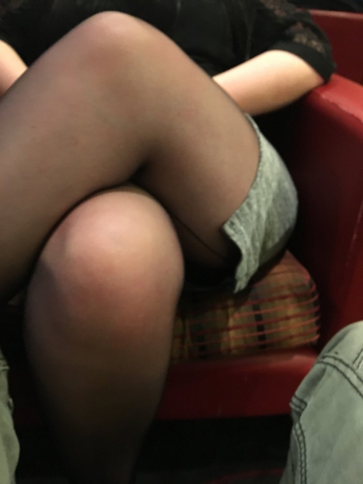 Под юбкой чулки