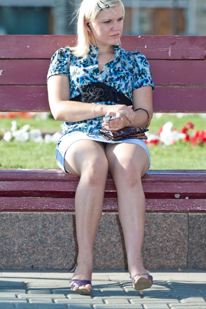 Сидячий upskirt зрелых пышек