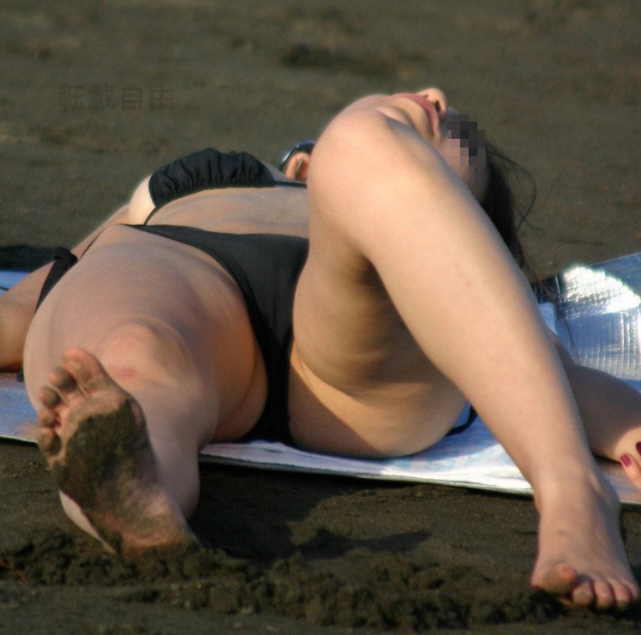 Толстая на пляже