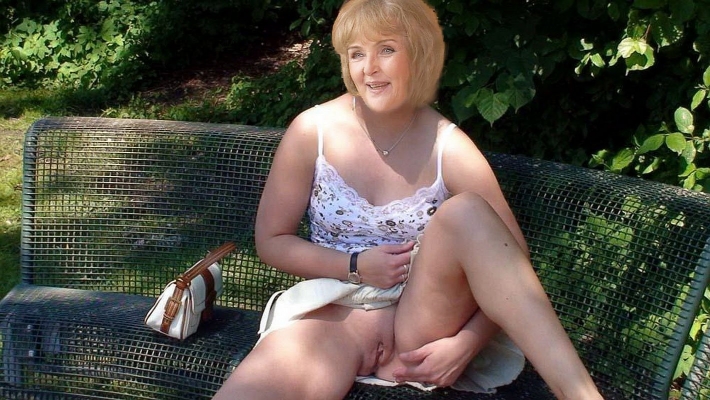 Пожилая женщина без трусов