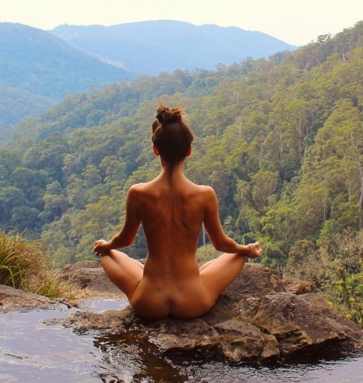 Занятие йогой голышом на природе