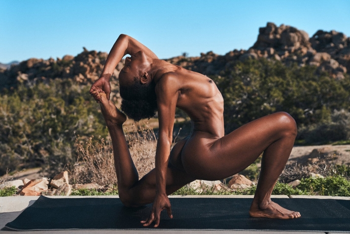 Голая девушка занимается йогой