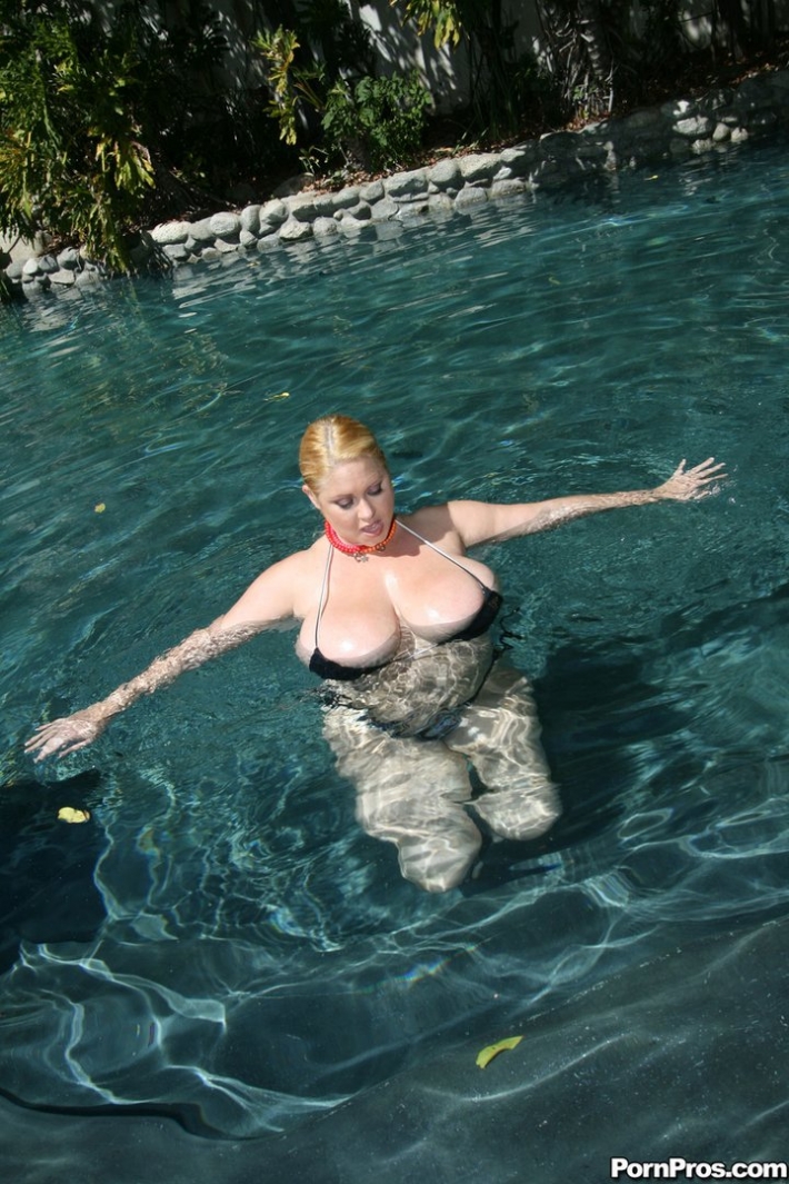 Огромные сиськи abbi secraa