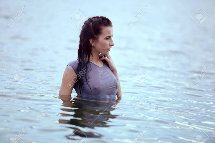 Девушка в мокрой футболке