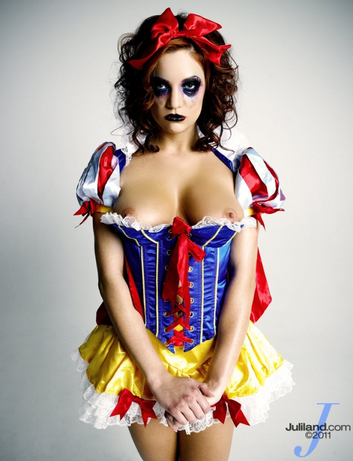Голая девушка клоун