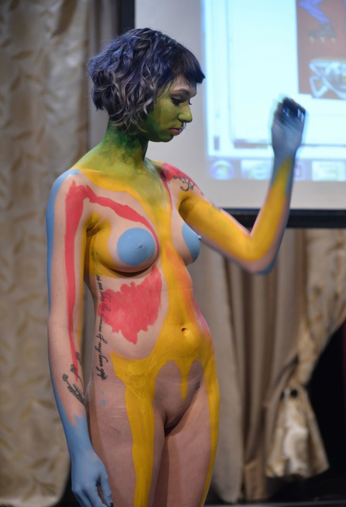 Бодиарт на голом женском теле