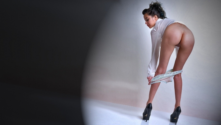 Женщина со спущенными трусами