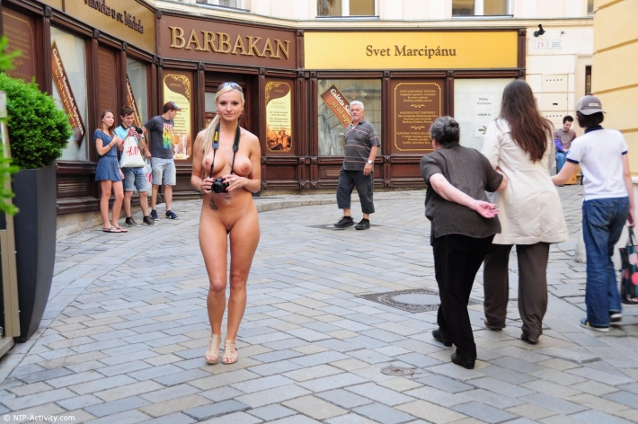 Голая на улице