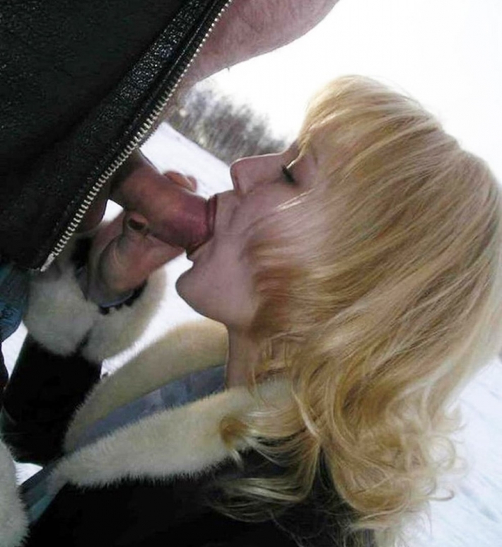 Блондинка отсосала на улице