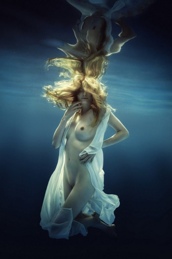 Девушки в воде и под водой