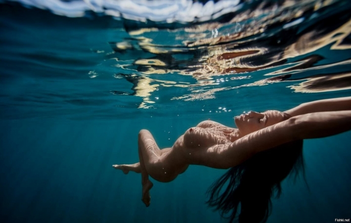 Голая девушка под водой