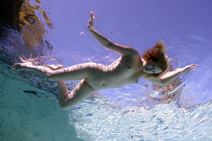 Девушка в воде