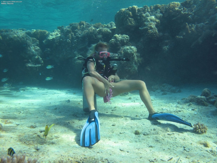 Голая с аквалангом под водой