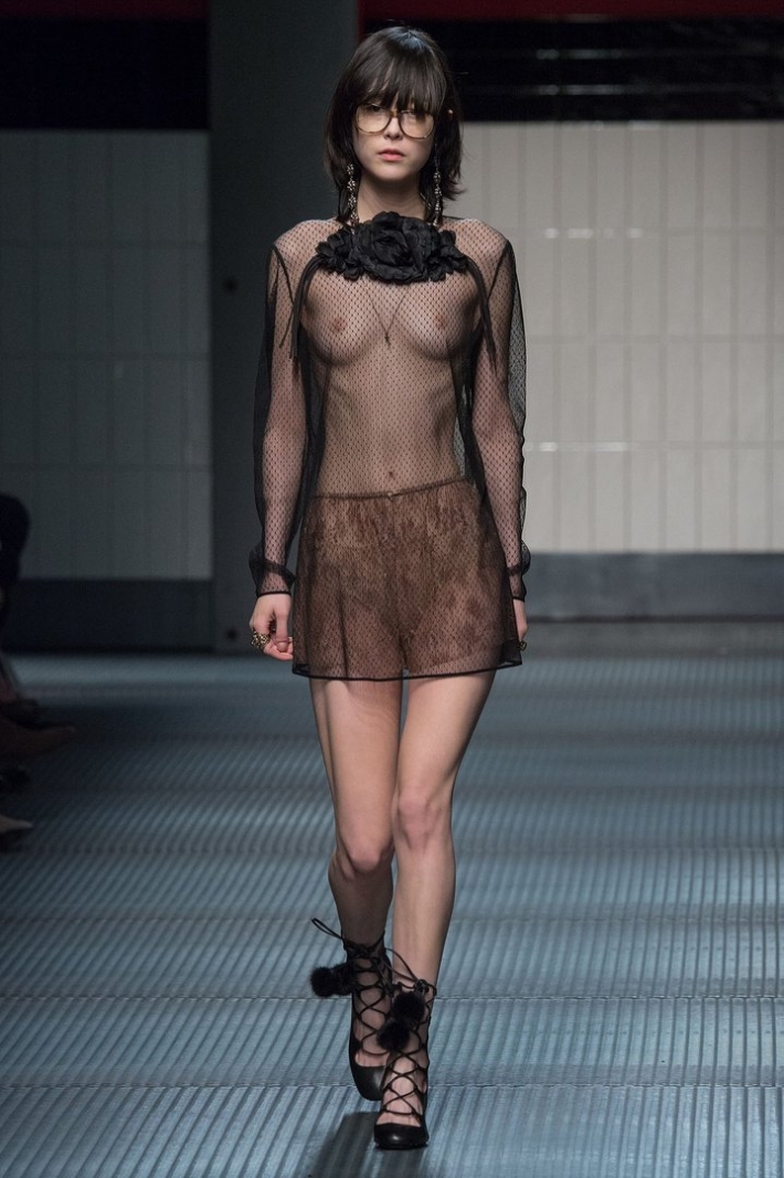 Прозрачное белье на подиуме