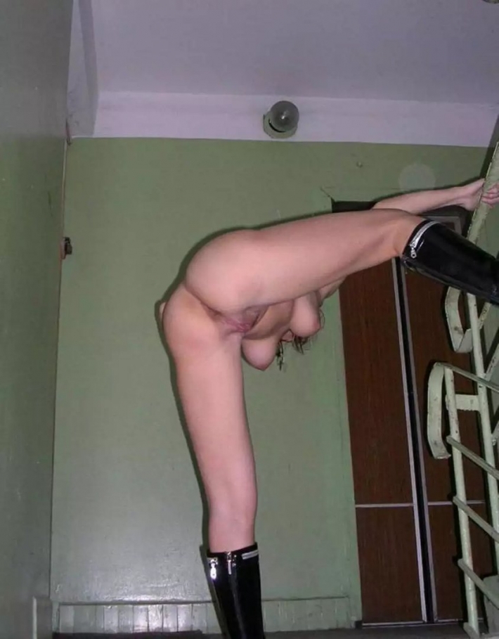 Русский бдсм в подъезде