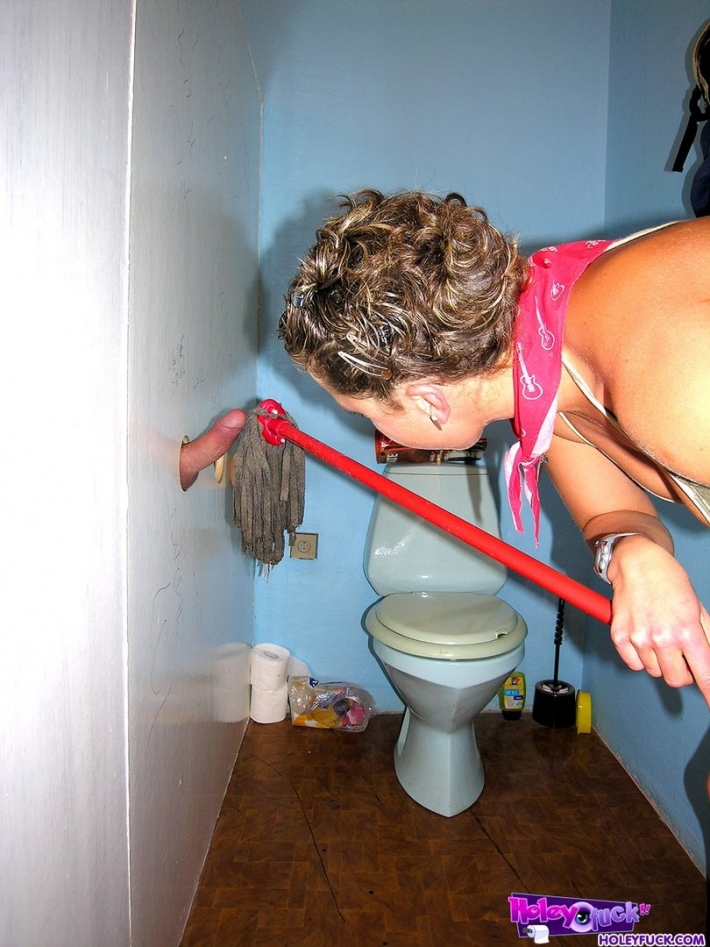 Уборщица в туалете