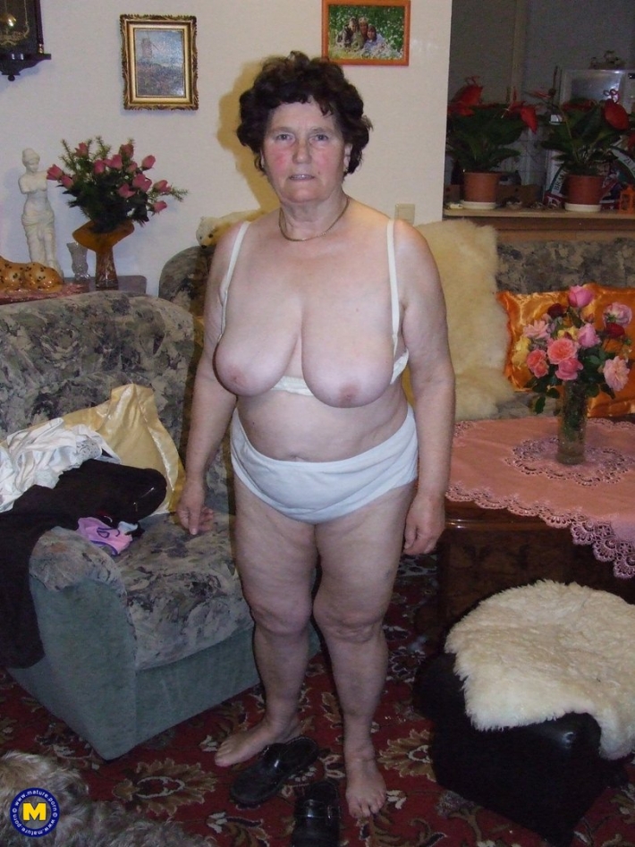 Пожилая женщина в трусах