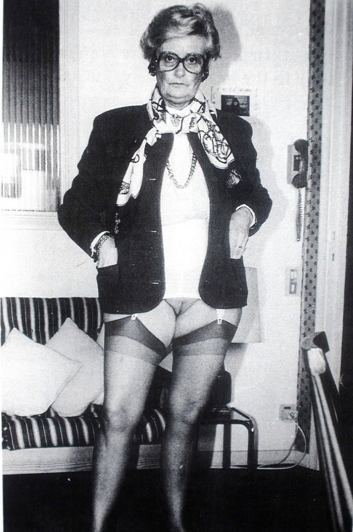 Старухи ретро без трусов