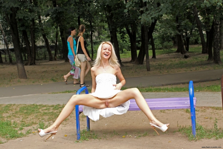 Девушка засветилась в парке