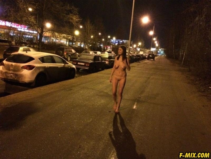 Голая на улице проспорила
