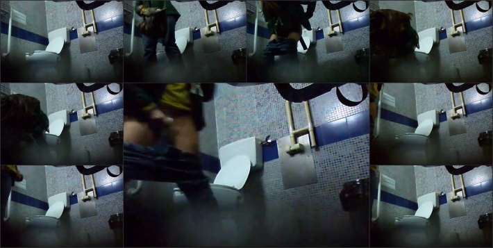 Скрытая камера в общественном туалете