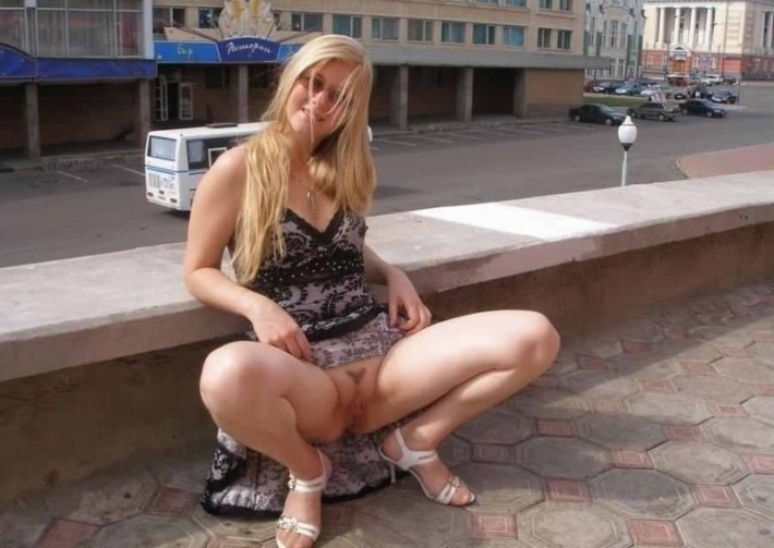 Без трусов девки