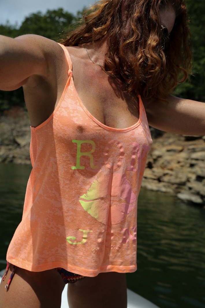 Девушка без бюстгальтера