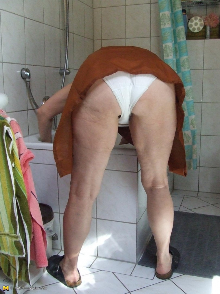 Пожилые женщины в трусах