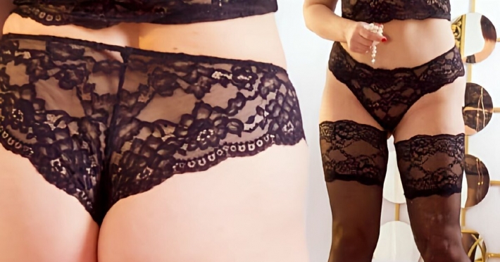 Женщина в чулках кружевные трусики