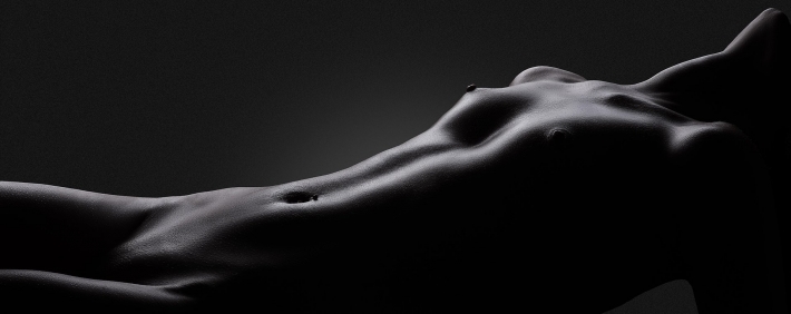 Женское тело черно белое