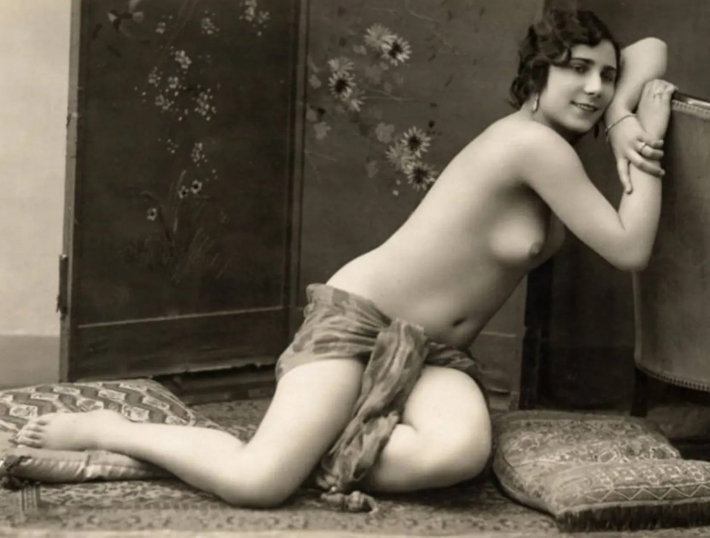 Голые родственники ретро